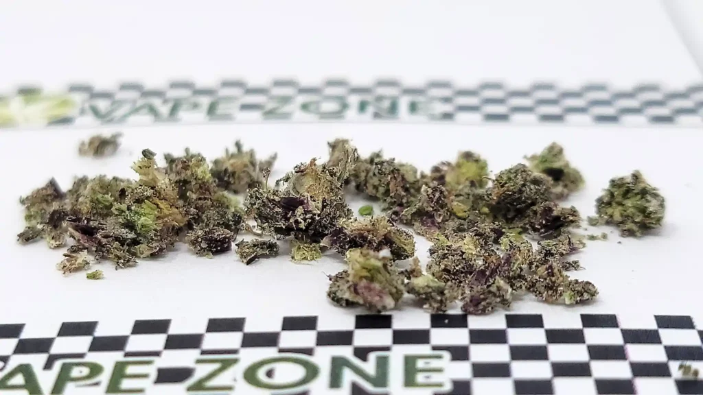 A close-up shot of the coarsely ground cannabis from the Brilliant Cut Coarse plate