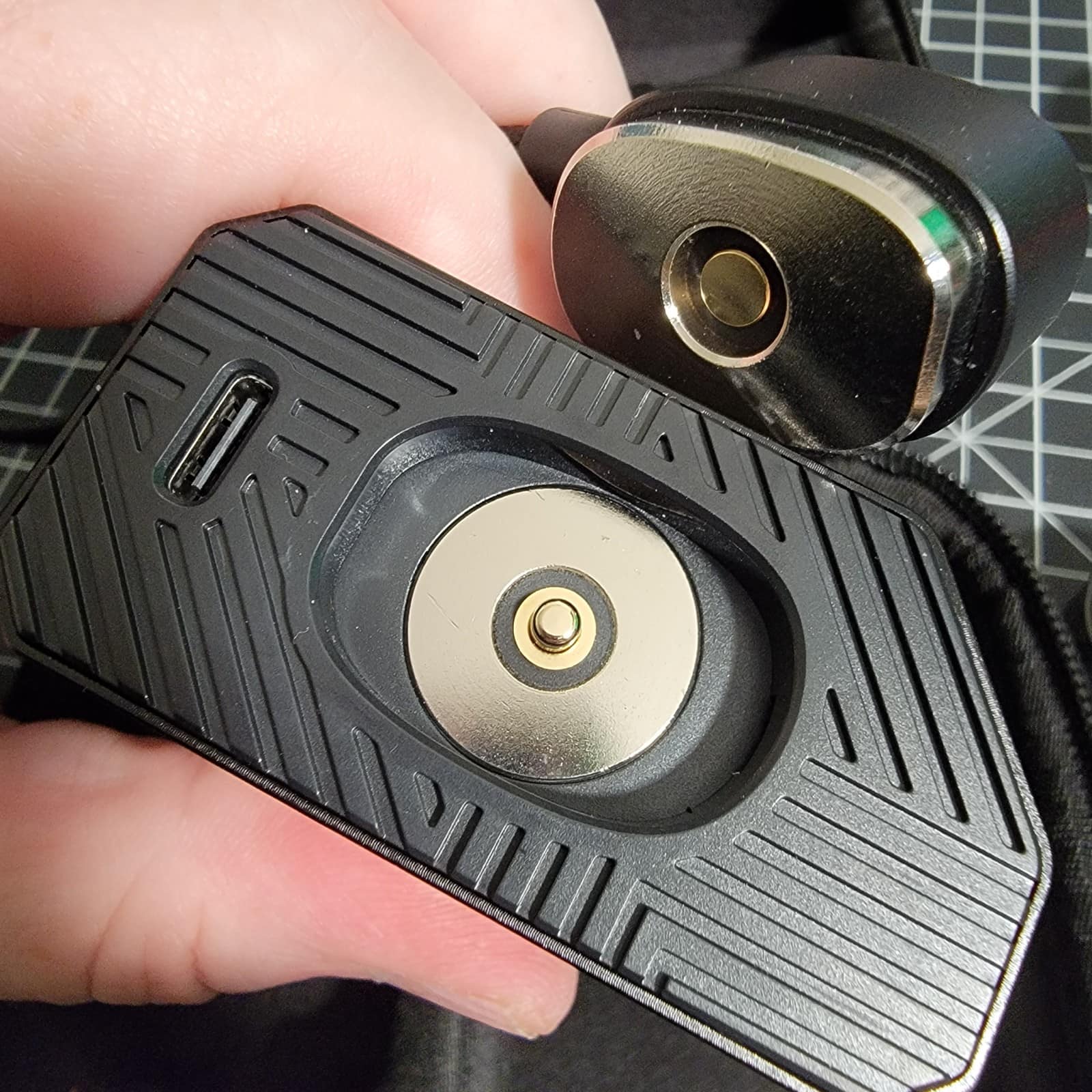 magnetic connector of the Gpen Hyer disconnected