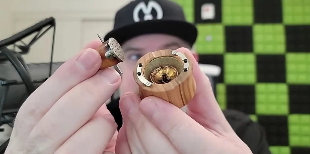 The Vapman twists open to reveal the gold-plated bowl