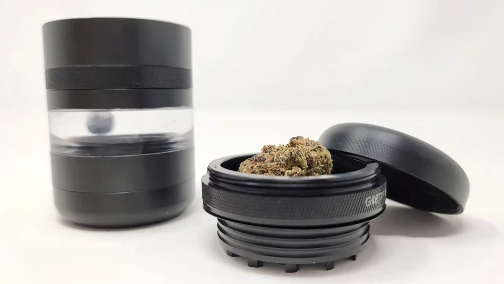 Kannastor GR8TR Grinder has built in nug storage in its top piece