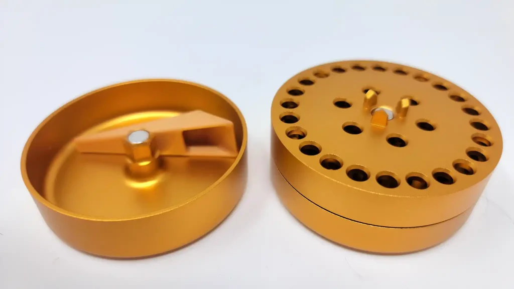 The scoop fits neatly in the bottom half for storage