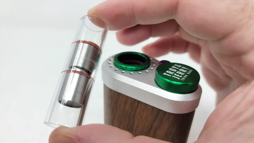 Tinymight 2 uses a glass stem as its bowl and vapor path
