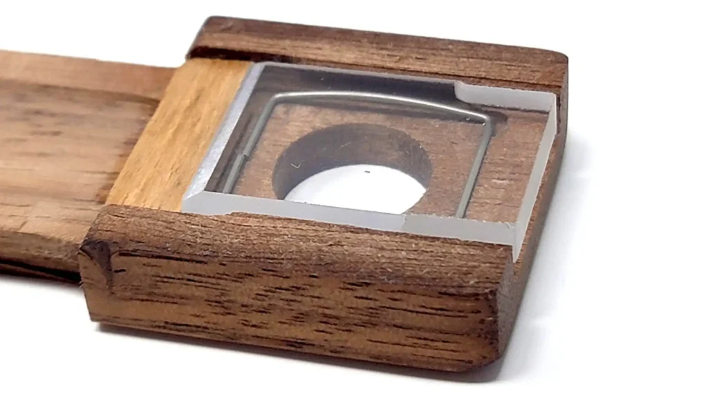 Firewood 11 vaporizer has a glass window for viewing the dry herb