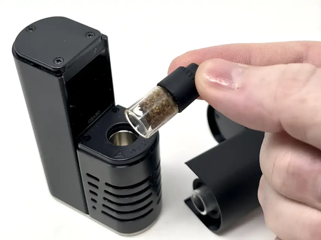 Arizer Go SRT Shell being removed from the vaporizer