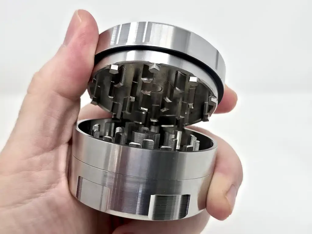 Draken 2 stainless steel grinder can be opened with one hand
